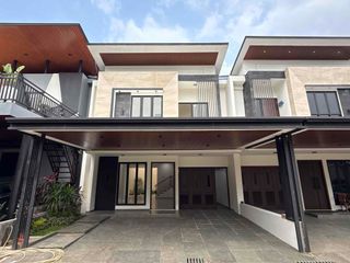 Rumah modern 3 lantai di Lenteng Agung selangkah stasiun