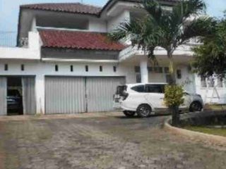 Rumah Tingkat Murah Cantik dan Tanah Luas diatas 1000 m² di Ciracas Jakarta Timur