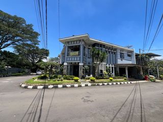 Rumah Mewah LELANG Murah 2 lantai Hoek siap huni di Komplek Padmae Regency