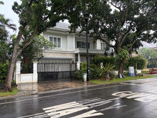 Di Jual dibawah harga pasaran Rumah Mewah Posisi Hook di Lippo Karawaci Tangerang