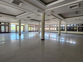 Gedung komersial strategis di kawasan Cokroaminoto, dijual/disewakan.