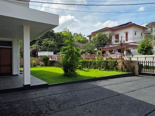 Jual rumah halaman luas dalam komplek Cilandak Jakarta Selatan.
