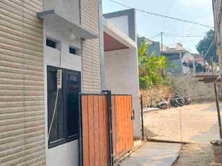 Di jual rumah baru Redy tinggal isi aja Lokasi jln sukarela peninggilan Ciledug