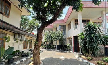RARE! RUMAH MEWAH 1600M2 JOGLO JAKARTA BARAT – 2 RUMAH + POOL – LOKASI STRATEGIS