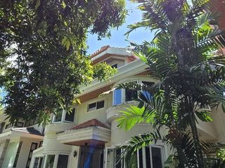 FOR SALE! 5 BEDROOMS AND 2 PARKING IN CAPITOL GOLF VILLAS