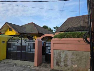 Dijual rumah dalam satu area lokasi tanah yg luas 1.245 m² dengan 2 rumah utama dan 2 paviliun yang terpisah cocok untuk hunian atau untuk investasi properti dibuat cluster di area Bintaro..