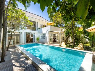 DIJUAL VILLA MEWAH 4KT SIAP HUNI DENGAN DESAIN MODERN & SENTUHAN BALI