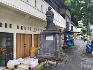 Kios pasar kleco pinggir jalan raya Slamet Riyadi kota solo
