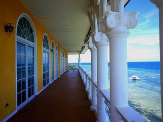 Stunning Penthouse, directly by the Sea, 85 sqm. Lift, Pool, Loggia, Million Dollar View