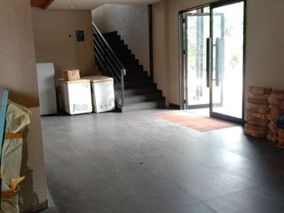 Disewakan gedung 2 lantai di Kayuringin Bekasi selatan