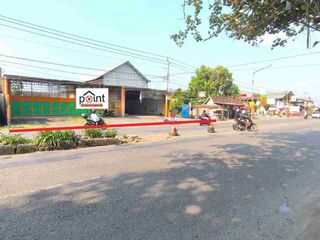 ruang usaha plus lahan besar tepi jalan provinsi