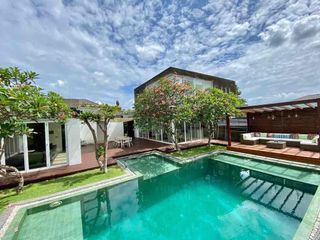 3 BEDROOMS MODERN STYLE LOCATION STRATEGIC AND PRIME CLOSED LIGA TENIS BUMBAK UMALAS
