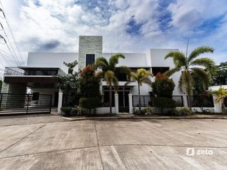A modern luxury living at our stunning Fairway residence – where every inch is drenched in opulence and charm!