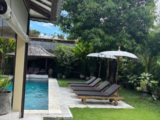 Villa 4 Kamar Tidur di Lokasi Strategis Seminyak dengan Kolam Renang Pribadi yang Besar