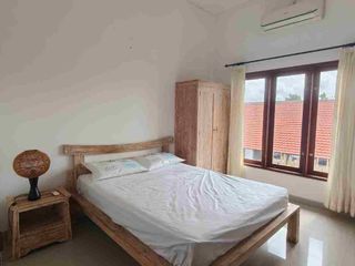 Villa 2 Kamar 1 kantor semi Furnished lokasi premium Canggu 5 menit ke Pantai berawa bebas banjir SHM