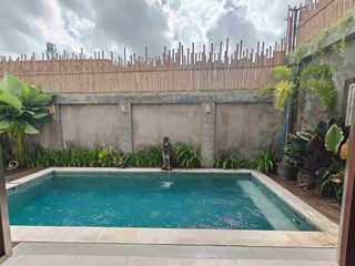 Villa 2 Kamar 1 kantor semi Furnished lokasi premium Canggu 5 menit ke Pantai berawa bebas banjir SHM