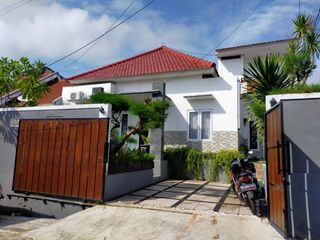 RUMAH MODERN DI PERUMAHAN KAWASAN ELITE AREA TAMAN MUMBUL NUSA DUA