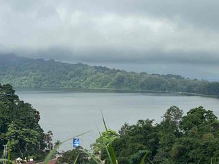 DI JUAL TANAH DENGAN VIEW DANAU DAN GUNUNG. DENGAN ZONA PARIWISATA