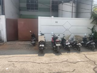 DIJUAL GUDANG ADA OFFICE BANGUNAN 2 LANTAI HARGA TERMURAH DI KOSAMBI PERMAI