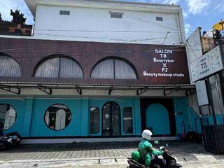 Gedung Komersial Kerobokan 3 Lantai Full Salon Aktif