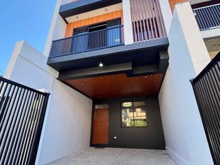 Elegant Townhouse For sale Near Sm southmall Las piñas