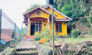 Dijual Murah Rumah 334 m2 Pinggir Jalan Dekat Alun Alun Kota Sumedang