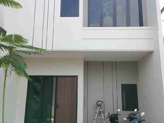 di jual rumah 2 lantai full berikut isi smh yg ada dlm rumah Lokasi jln hj Yusuf peninggilan Ciledug Tangerang kota