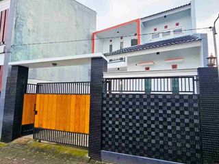 RUMAH CANTIK STRATEGIS 2 LANTAI AREA JALAN RAYA PERUMNAS SETURAN DEKAT KAMPUS UPN