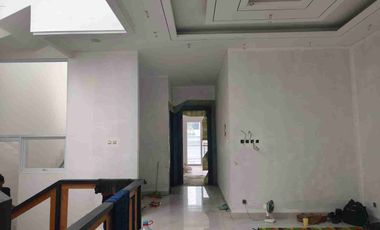 Rumah Baru di Puri Indah LB 500m 3 lantai full furnish 4+2 KT