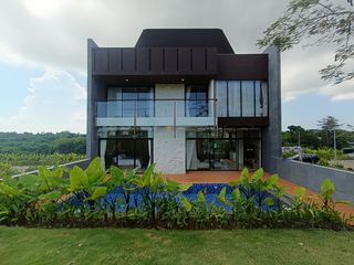 Hanya Satu Satunya di Bali! Vila Mewah Tepat di Tepi Lapangan New Kuta Golf dan Lake View!