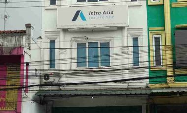 Dijual Ruko 3 Lantai,  Luas Tanah 119 m² Luas Bangunan Totaal 254 m² : Lebar bangunan 6,25m panjang 13,5 m harga Rp.2 M. Daya 10.500VOLT ( 3 pasha)