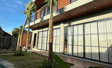 Eiffel Villa 
Modern kontemporer Villa

In Cepaka Munggu