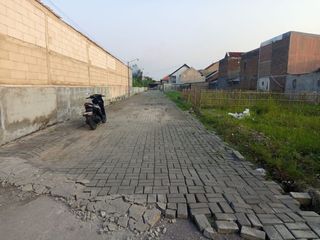 dijual tanah lokasi gentan luas 100m2 dekat dari jalan raya lingkungan aman dan nyaman bebas dari banjir