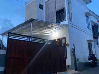 RUMAH LANTAI II MODERN MINIMALIS PEGUYANGAN KAJA DENPASAR UTARA