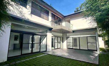 Luxurious House and Lot for Sale in Las Pinas City..
