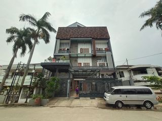 Rumah Sultan 4,5 Lantai di Green Garden Kebon Jeruk
