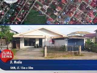 Rumah dengan tanah luas