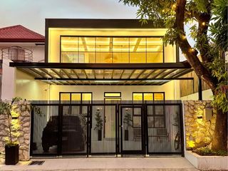 220 sqm 3BR Modern Glass House in Greenwoods Executive Village near BGC & Accessible to C5 Road