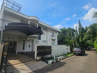 Jual DIbawah Harga NJOP Rumah Besar 2,5 Lantai di Villa Melati Mas, LT 312 m² LB ±500 m², Hanya Rp 2,9 M