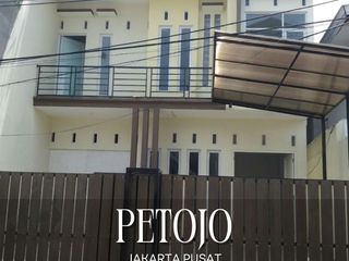 DIJUAL CEPAT RUMAH 2.5 LANTAI SIAP HUNI DI PETOJO JAKARTA PUSAT