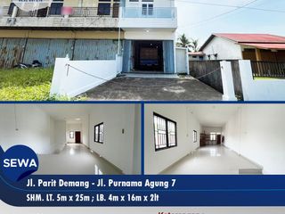 Ruko 3 Lantai Hook Siap Pakai Usaha Halaman Luas di Parit Demang Tembusan Purnama Agung 7