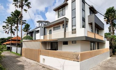 Modern Luxury House – 3 Lantai dengan Desain Elegan