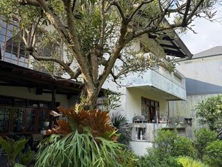 rumah mewah asri dijalan utama sutami dekat dengan mall pvj setrasarimall pusat kuliner dan hiburan bandung