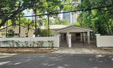Urdaneta Village House: Spacious Bungalow with Swimming Pool & Garden