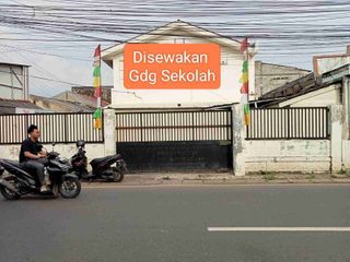 gedung sekolah pinggir jalan deket. summarecon bekasi