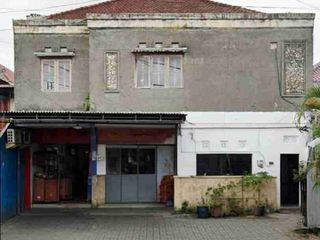 Gedung Kantor Dekat Lapangan Udayana dan Simpang Veteran Gajah Mada