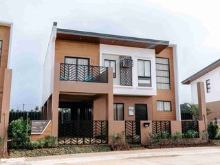 3 BEDROOM HOUSE WITH 2 CARPORT NEAR IN TAGAYTAY