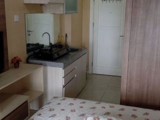 Apartemen Green Lake Sunter Studio furnish interior, hadap selatan, view danau. sertifikat bisa KPA.
