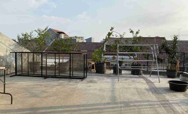 dijual rumah 3 lantai ditaman palem lestari jalan 3 mobil