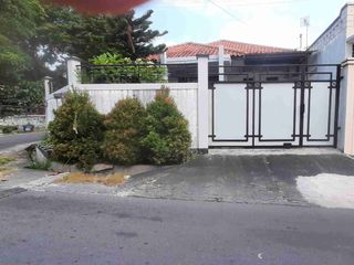 Di sewakan murah lega bisa parkir 2 mobil dkt SMA 6 solo